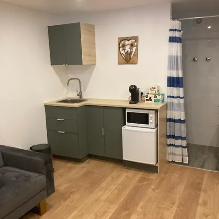 Un Dans Notre Apartment *